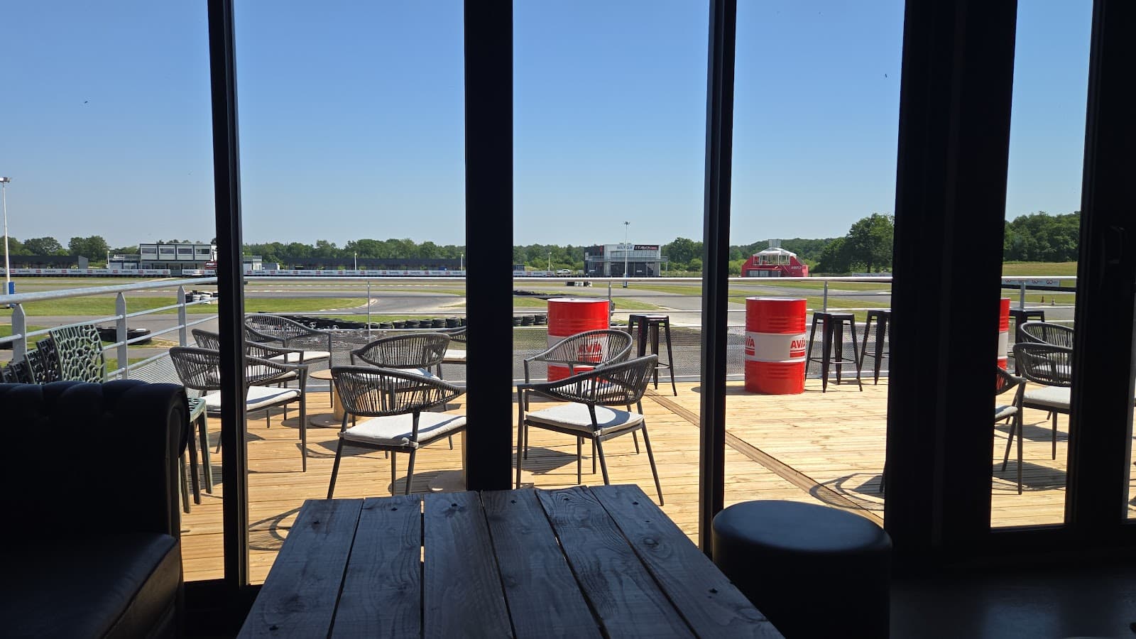 Vue depuis la terrasse du Paddock donnant directement sur la piste du circuit Solokart de Plessé