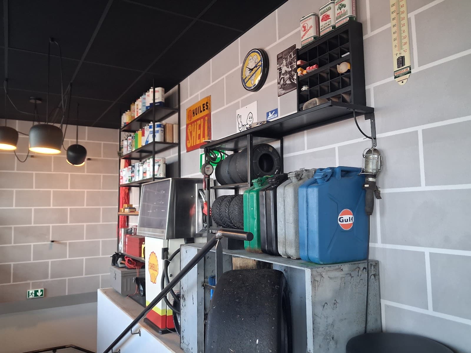 Étagère garage vintage avec bidons d'huile et souvenirs de course