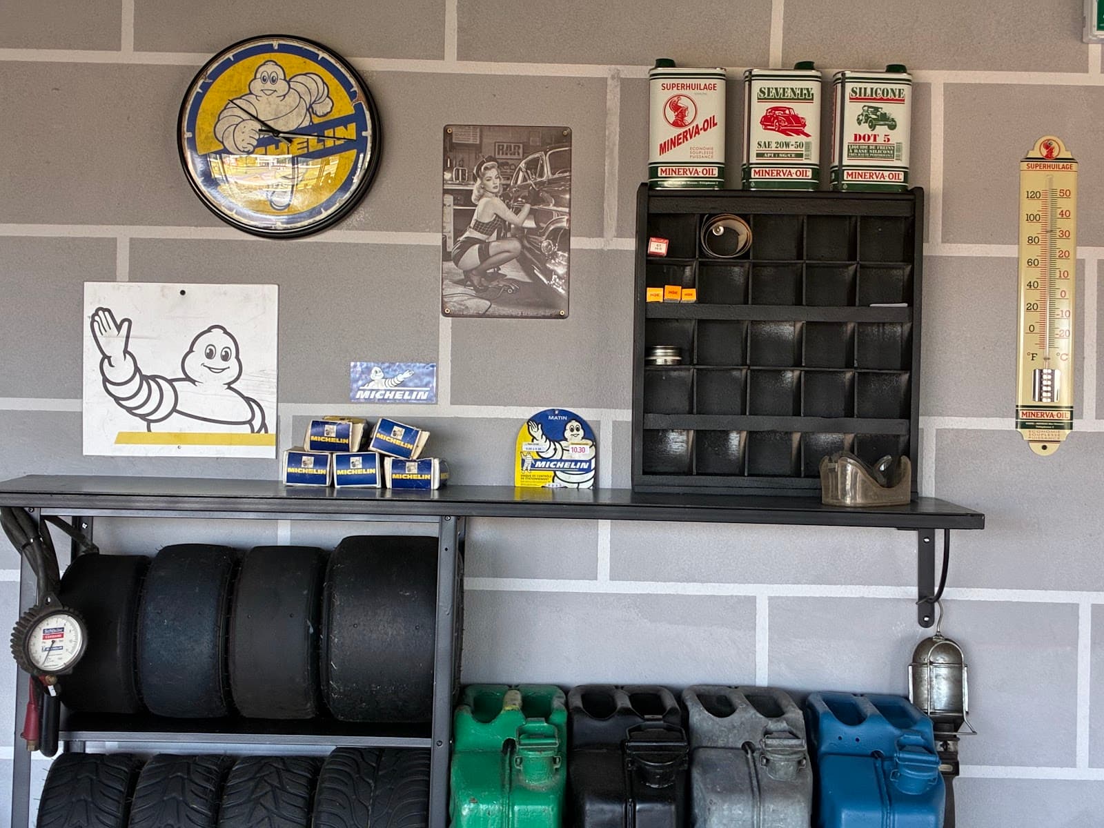 Horloge Michelin, pneus et jerricans dans la décoration du Paddock