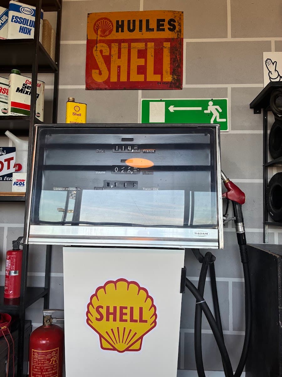 Pompe à essence vintage Shell exposée dans la déco du Paddock