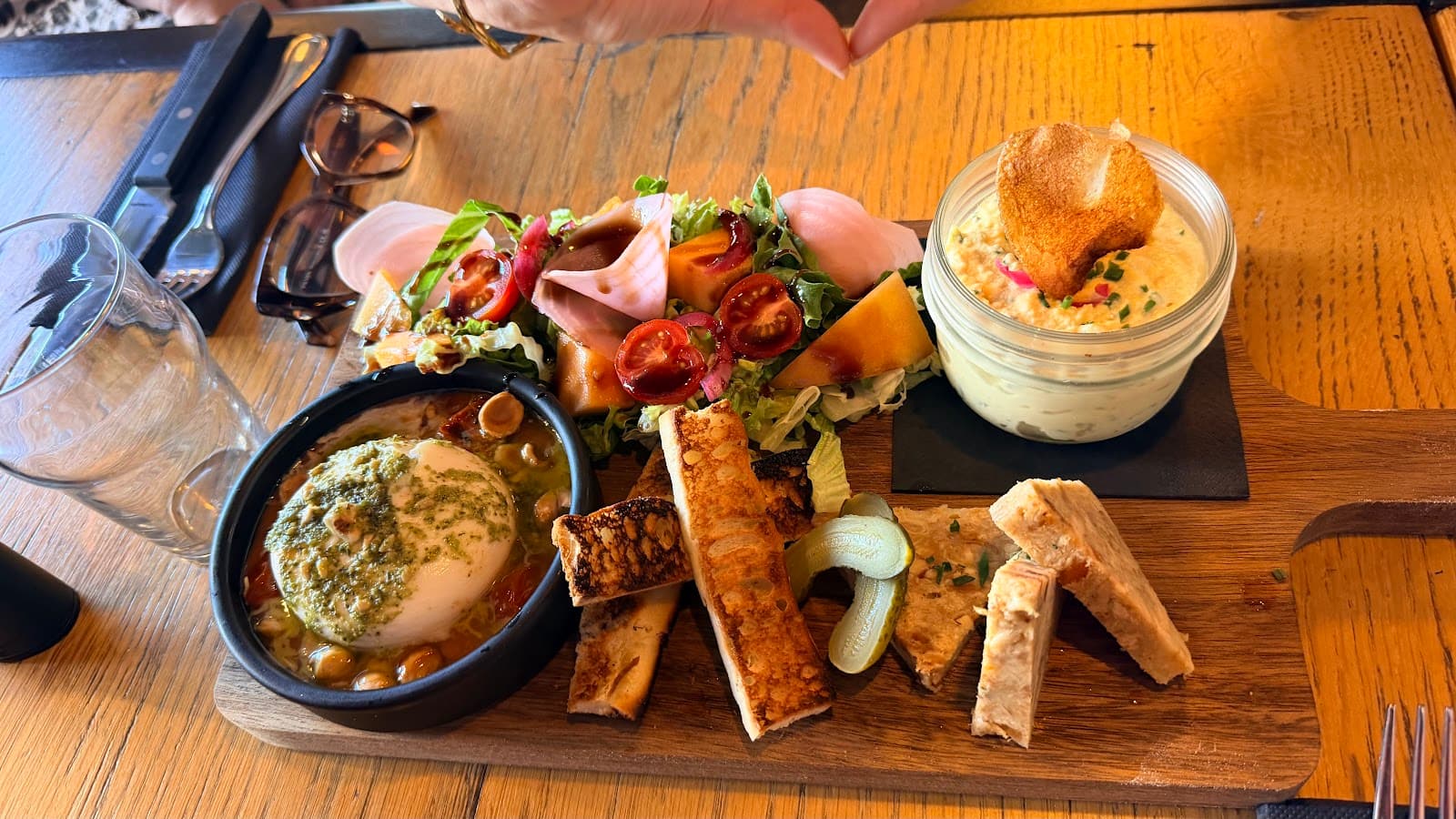 Planche de tapas du Paddock : burrata, terrine et salade