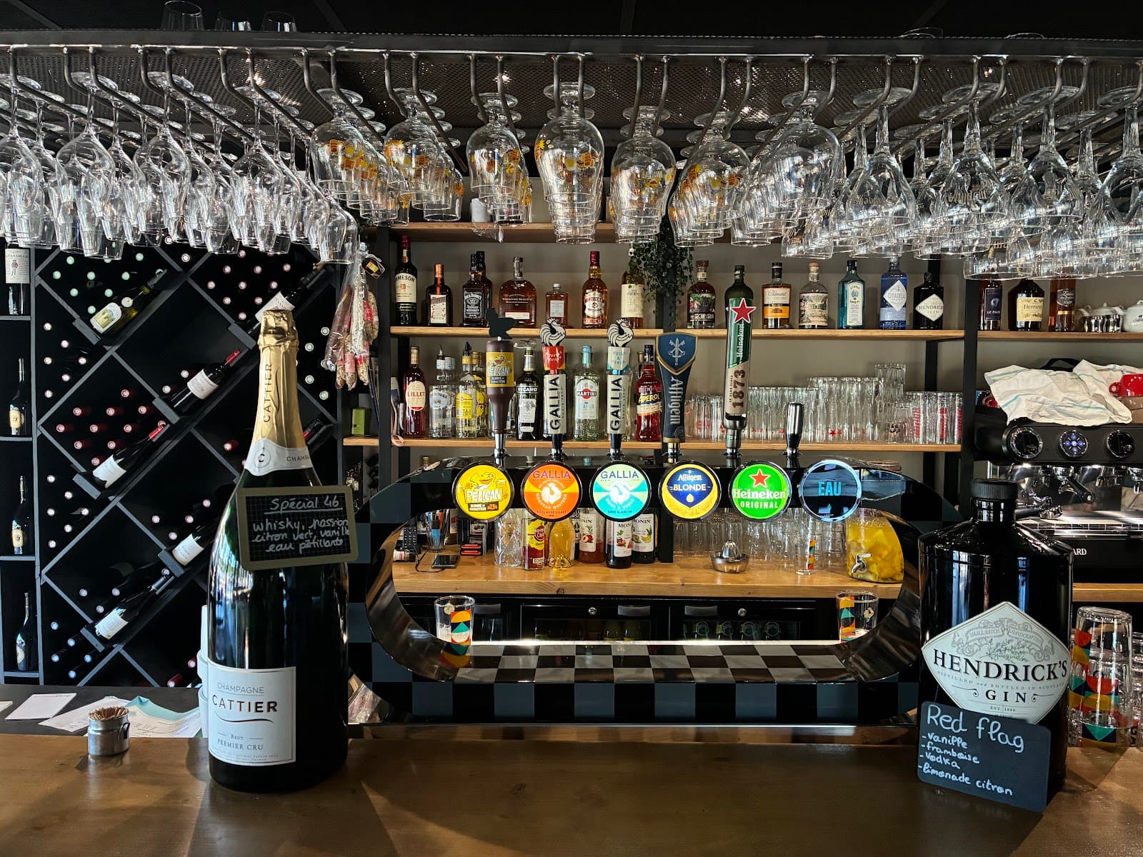 Bar du Paddock avec sa sélection de spiritueux et ses bières pression